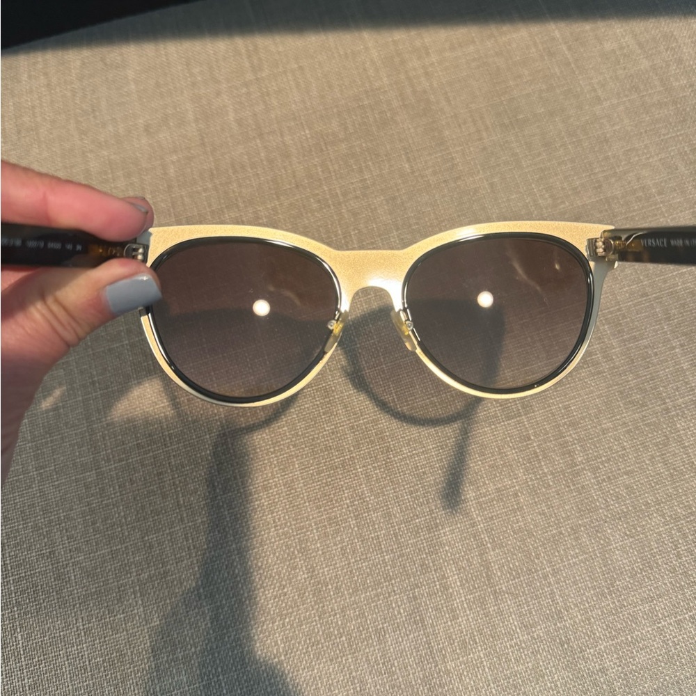 Versace Sunglasses Model 2198 See All Pics Left Side Needs To Be Tightened - Picture 7 of 10